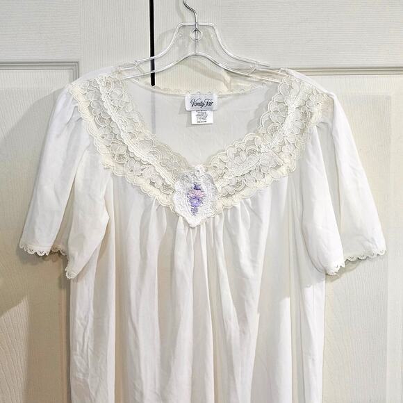 Vanity Fair Silky Nylon Nightgown Vintage Lace Floral Cottagecore Medium - Picture 4 of 8